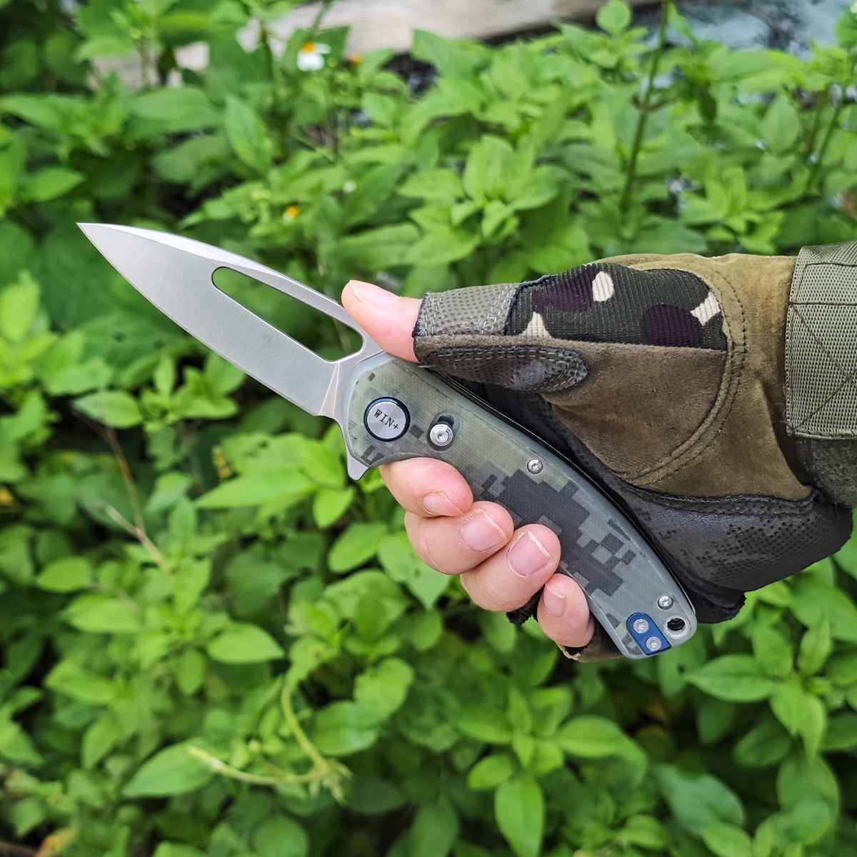 D2 Pocket Knife With Carbon Fiber Handle And Axis Lock System (Our Patents)